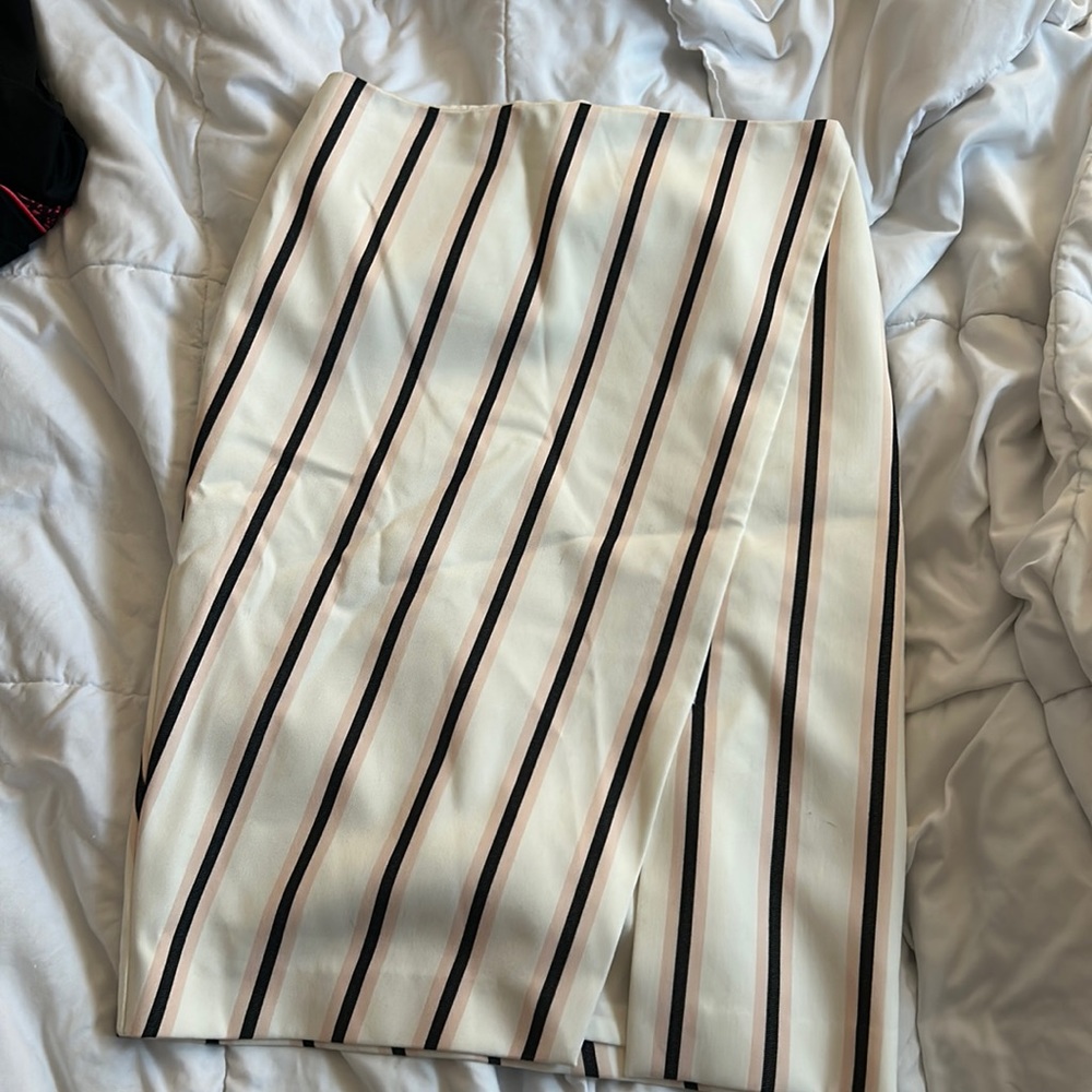 White House black market white patterned pencil skirt